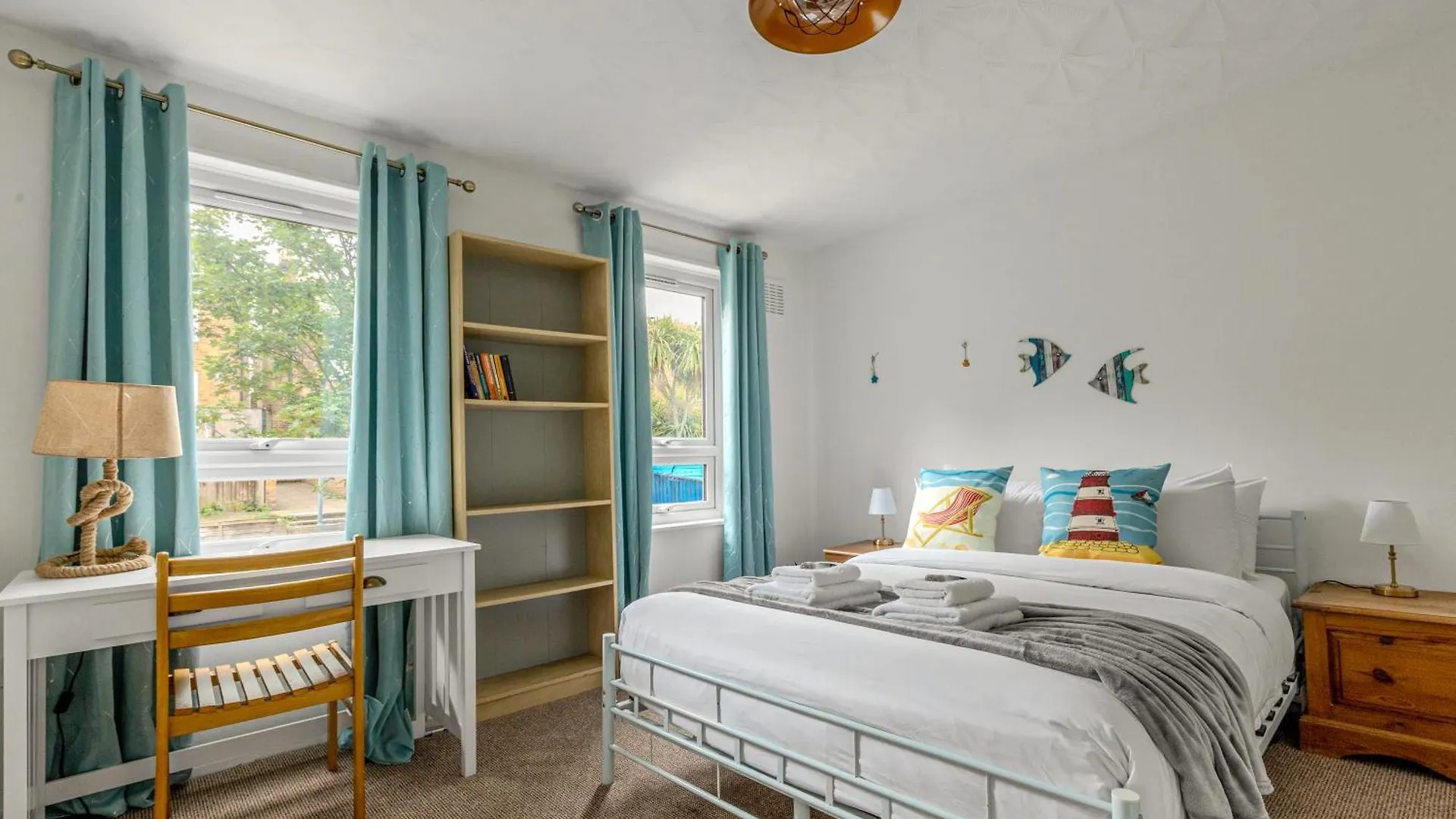 Holiday home 5BR Greenwich Home with Patio, 2mins to Station London