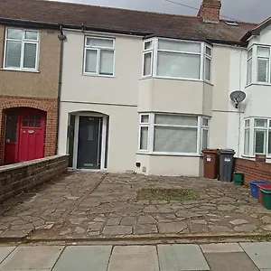 Holiday home Charming 3-bedroom Family, London